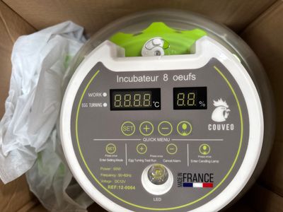 une boîte contenant une horloge numérique