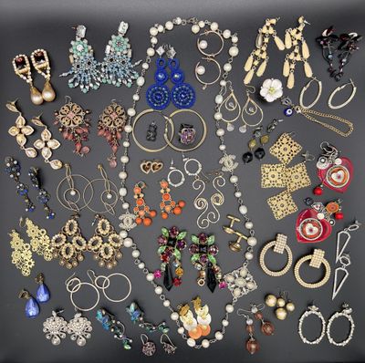 plusieurs types de bijoux différents exposés sur une table
