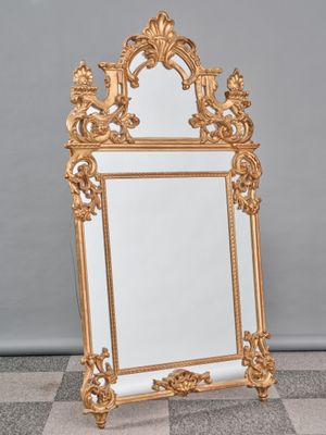 une image représentant un miroir doré posé sur un sol en damier