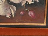 un tableau représentant deux orchidées posées sur une table