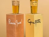 deux flacons de parfum posés l'un à côté de l'autre sur une boîte