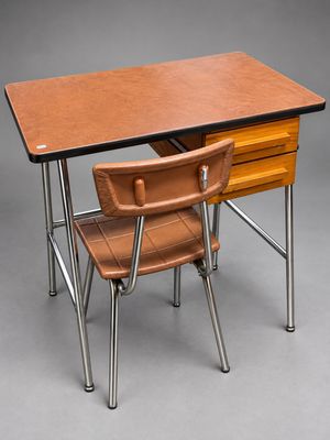 une image représentant un bureau avec une chaise et un plateau de bureau
