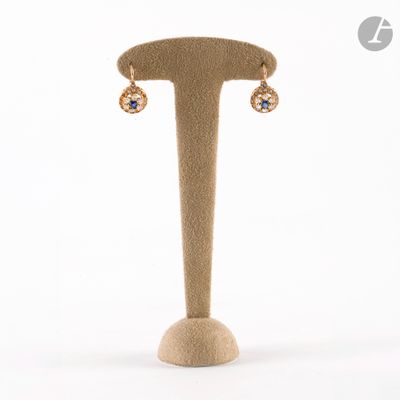 gros plan d'une paire de boucles d'oreilles sur un support