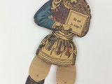 un gros plan sur une figurine représentant un homme tenant un livre