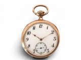 montre de poche sur fond blanc, avec un fond blanc