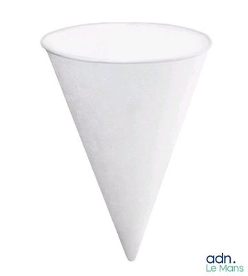un cône en papier blanc posé sur une table