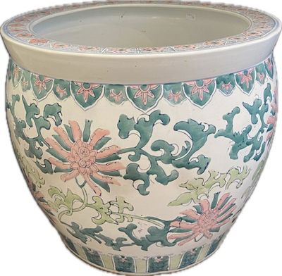 un vase blanc orné d'un motif vert et rose