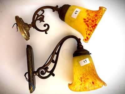 deux lampes accrochées au mur l'une à côté de l'autre