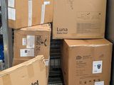 de nombreuses boîtes empilées les unes sur les autres sur un carton