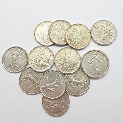 une pile de pièces de monnaie posée sur une surface blanche