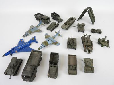 de nombreux véhicules militaires miniatures et autres véhicules posés sur une surface blanche