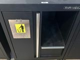 une table noire sur laquelle est collé un autocollant jaune