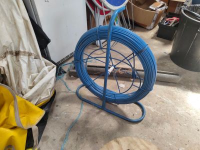 une image représentant une bobine de fil bleu posée sur un support