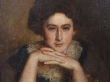 une peinture à l'huile représentant une femme en robe bleue, la main posée sur le menton