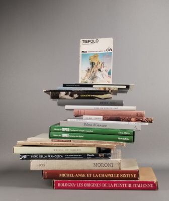 plusieurs livres empilés sur une table