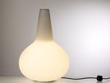 une lampe posée sur une table à côté d'une lampe