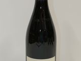 la bouteille de vin rouge est posée sur la table