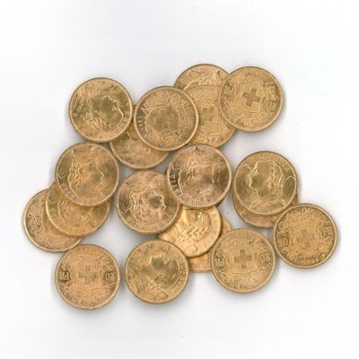 une pile de pièces d'or sur une surface blanche