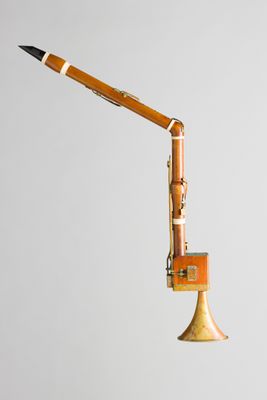 une trompette en bois d'où sort un crayon