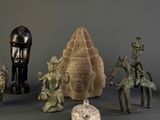 un grand nombre de statues posées sur une table