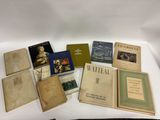 Plusieurs vieux livres sont posés sur une table blanche