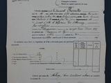 un vieux document sur lequel figure la photo d'un homme en costume-cravate