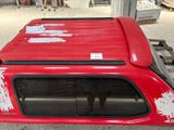 une voiture rouge qui a été peinte en rouge et sur laquelle il y a de la peinture blanche