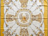 un gros plan sur un foulard carré jaune et blanc orné d'un motif