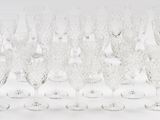 un grand nombre de verres à vin vides posés sur une table