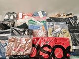 une pile de vêtements posée sur une table