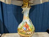 une lampe posée sur une table et munie d'un abat-jour