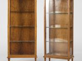 paire de vitrines en chêne avec des étagères en verre