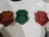 plusieurs cires de différentes couleurs sont posées sur une surface blanche