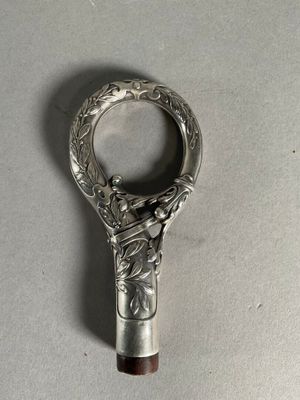 une cuillère en argent avec un manche en bois posée sur une table