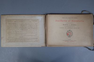 un livre ouvert posé sur une table, sur une surface bleue