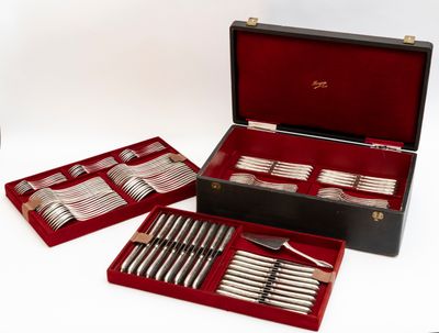 un coffret contenant de l'argenterie sur une surface blanche