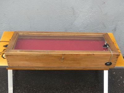 une petite table en bois sur laquelle est posé un plateau rouge