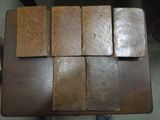 plusieurs morceaux de savon posés sur une table en bois