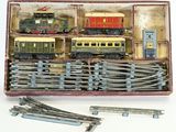 une boîte contenant tout un tas de petits trains