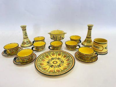 de nombreuses pièces de poterie posées ensemble sur la table