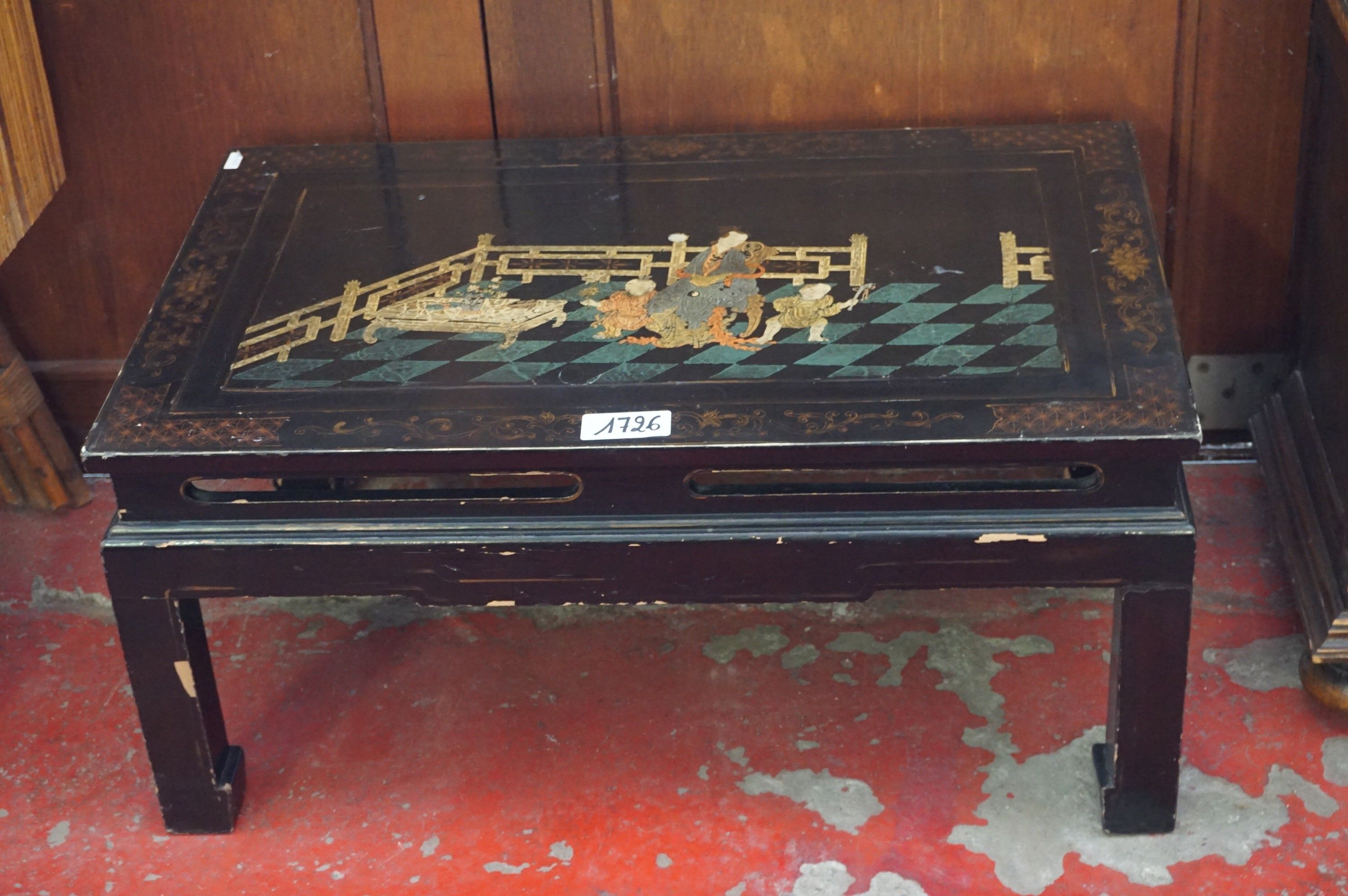 Table basse chinoise - ornée de personnages - H : 37 cm L : …