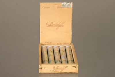 une boîte de cigares posée sur une table