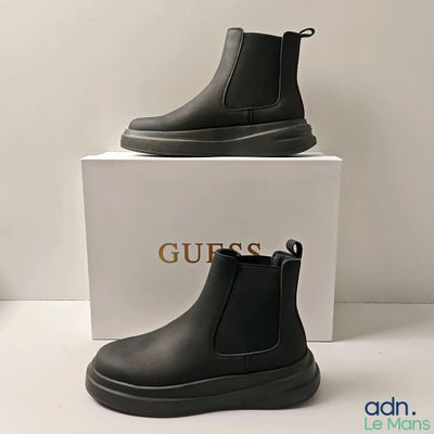 Ces chaussures sont noires et sont dotées de semelles extérieures en caoutchouc noir.