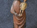 une statue ancienne d'une femme tenant un enfant dans ses bras