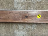 un banc en bois sur lequel est collé un autocollant jaune