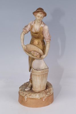 ROYAL DUX BOHEMIA. La cueillette des pommes Sujet en porcela…