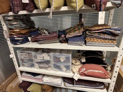 une étagère sur laquelle sont disposés de nombreux types de vêtements