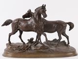 sculpture en bronze représentant deux chevaux sur un rocher, sur fond blanc