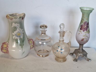 un grand nombre de vases posés sur une table