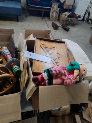 une boîte contenant une poupée et une boîte contenant une poupée